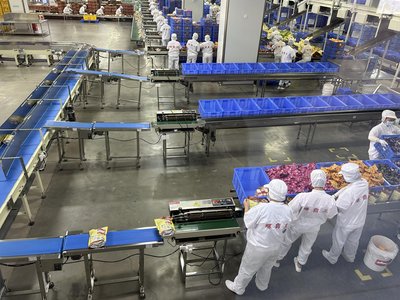 图为广西螺霸王食品科技生产车间